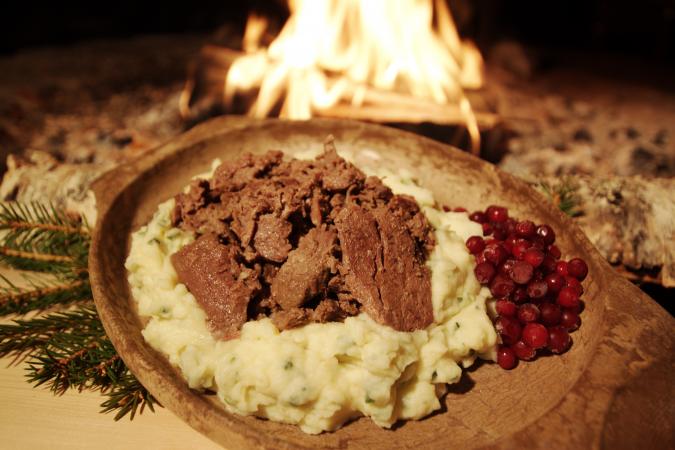 sirmakko-restaurant-reindeer-stew-original-lappish-food